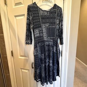 Annabelle women’s size small, long sleeve, dress with pockets.